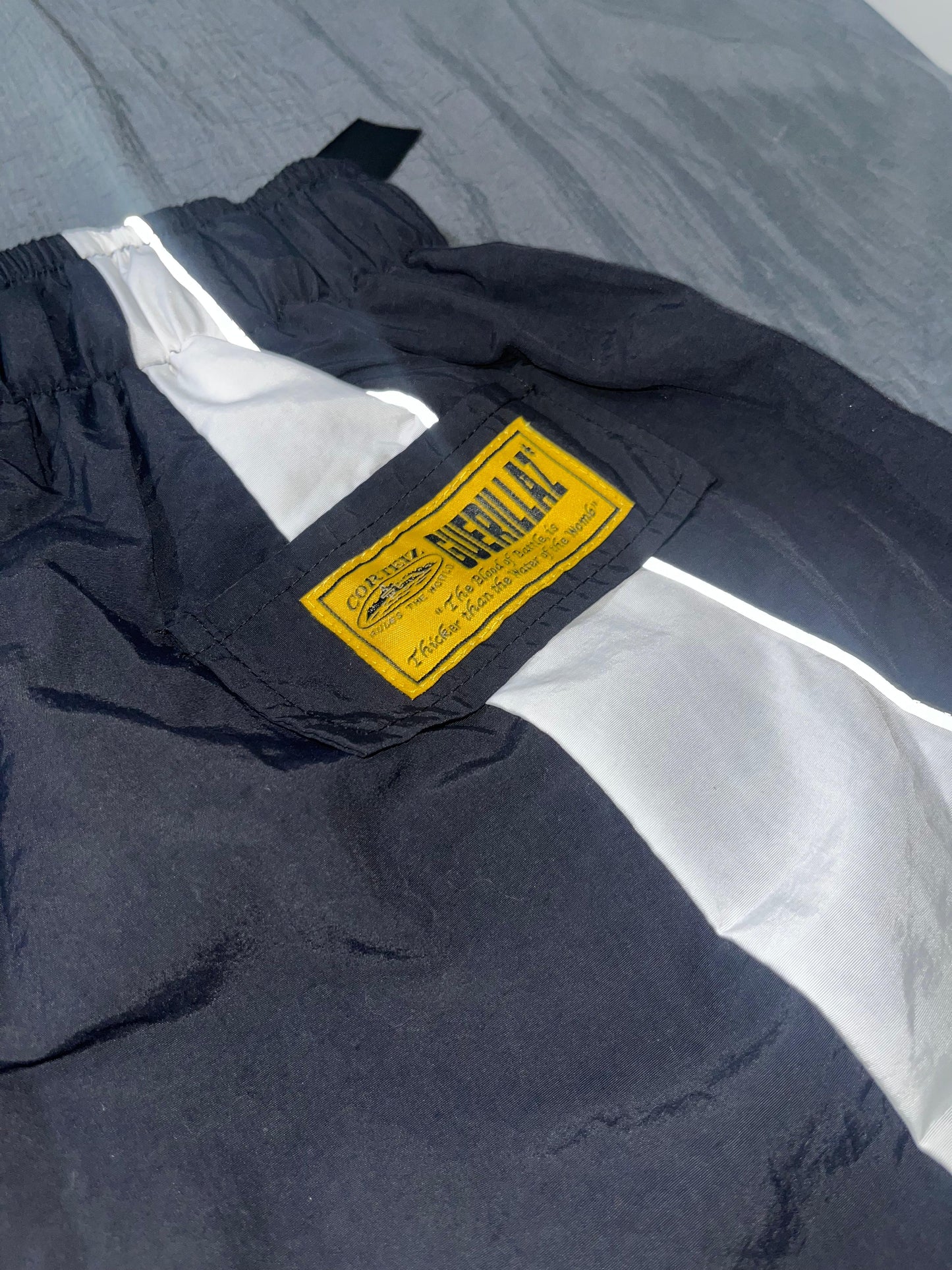 Shorts Corteiz Guerillaz Preto e Branco PRONTA ENTREGA