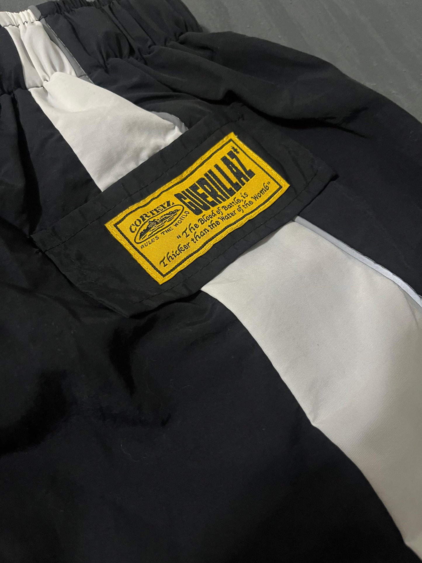 Shorts Corteiz Guerillaz Preto e Branco PRONTA ENTREGA