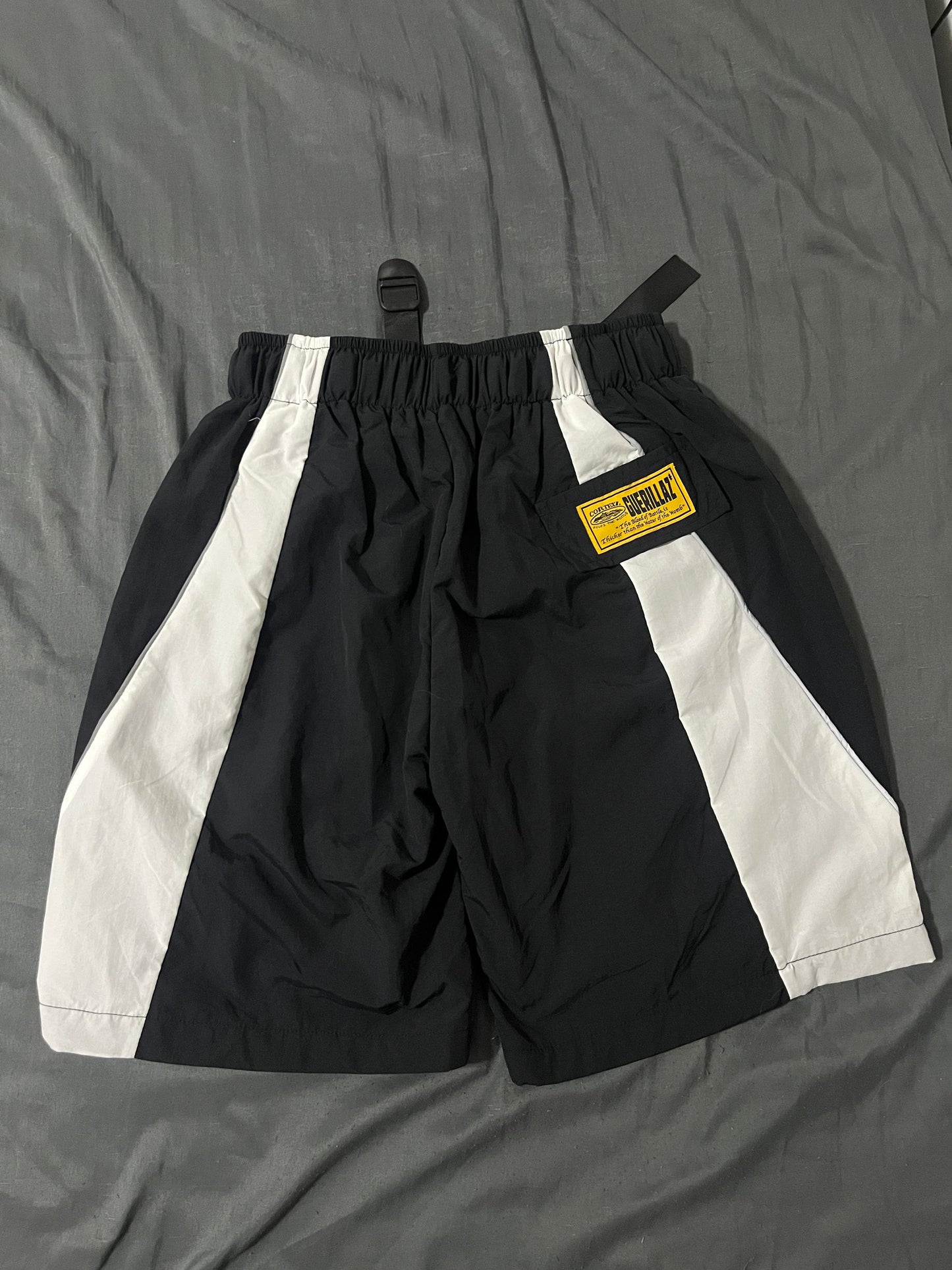 Shorts Corteiz Guerillaz Preto e Branco PRONTA ENTREGA